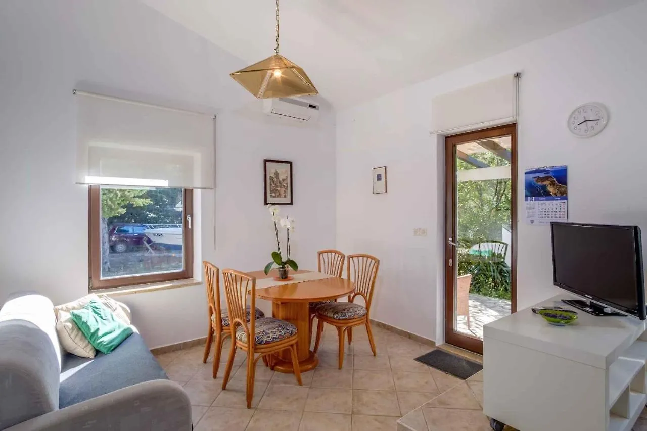 Apartment In Mali Losinj 38399